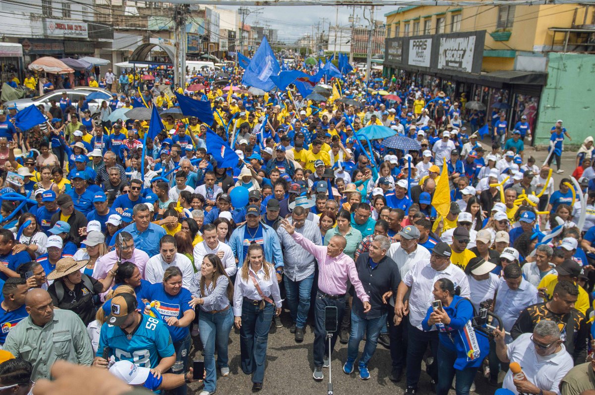 #20DeMayo La emblemática avenida Bolívar de Ciudad Ojeda resultó insuficiente para albergar la colosal multitud que caminó  junto a Manuel Rosales en su cierre de campaña en el Municipio Lagunillas

Nota de Prensa / Clik aquí para leer  la nota  📝 : n9.cl/gb7zxl