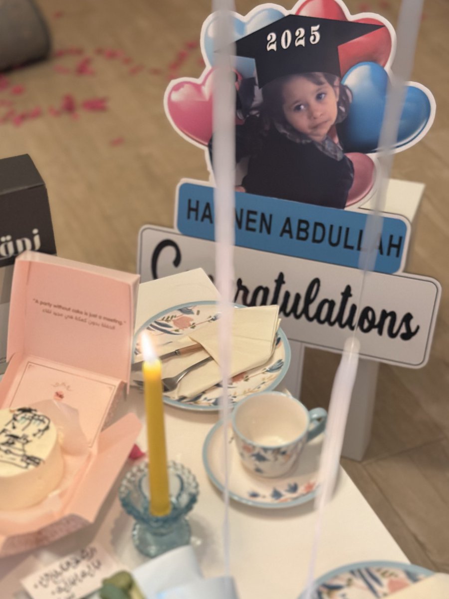 Hanin1_a's tweet photo. رجعت من اخر اختبار لقيتها محتفله فيني ما تدري ان وجودها بهالدنيا بحد ذاته احتفال 
أنيسة القلب والروح 🤍 
مساندي الداعم، رفيقة المرحله 

مستحيل اتخطى تفاصيل رسمة الكيكه وفكرتها ♥️ https://t.co/uO5bOLgRrI
