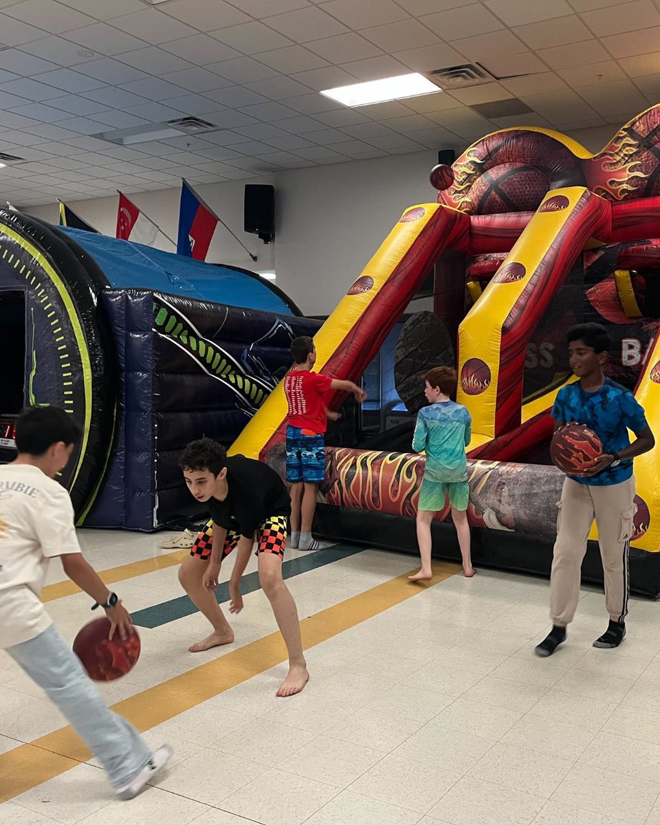 FSAPrivate's tweet image. Middle School went out with a blast! 🎉
From water slides to inflatable obstacle courses, our students had a fun-filled day celebrating the end of the school year with friends and teachers. Big thanks to everyone who helped make it unforgettable! 💦☀️ #FSALastBlast #MiddleSchool