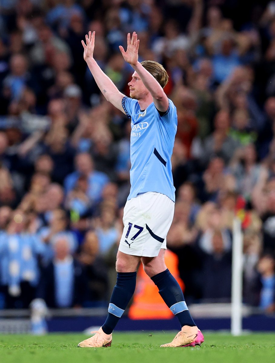 Kevin De Bruyne leaves the Etihad Stadium pitch for the last time 👋

47 goals
78 assists
145 bonus points
39 double-figure hauls
921 points

#FPL #MCIBOU