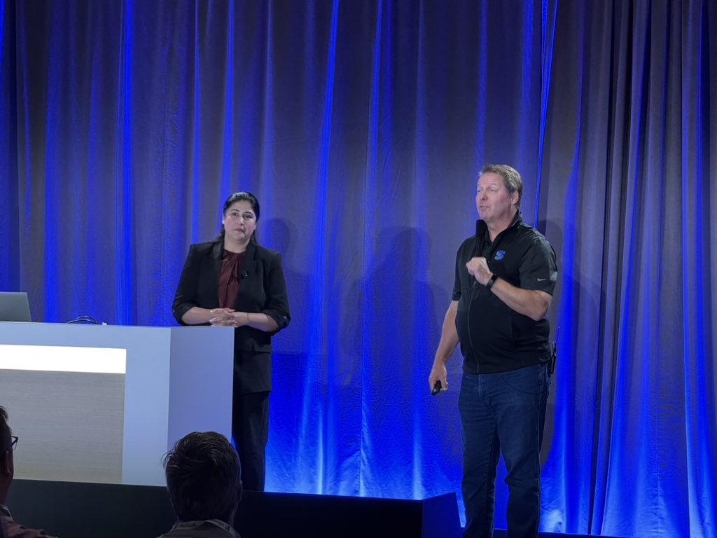 mauridb's tweet image. Standing room only for @bobwardms and @MuazmaZahid session at #MSBuild on #SQLServer2025! #Vectors #ai #models #developers