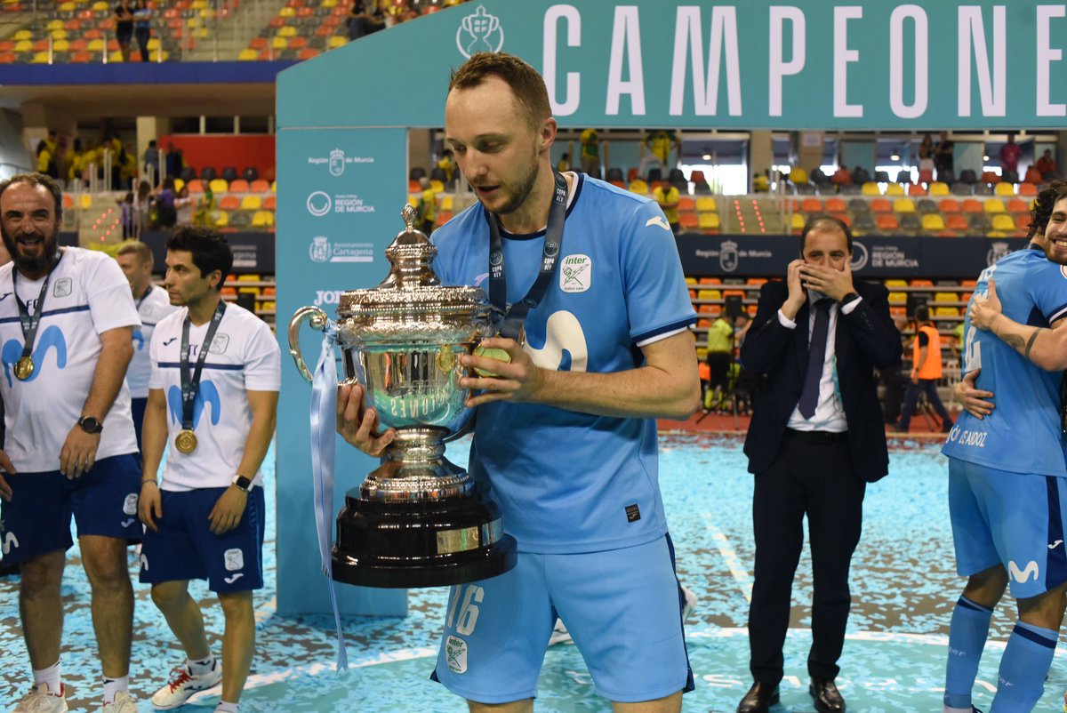 Un dia inolvidable 😍 
Al final llego mi primer trofeo en España 🏆🐉🇸🇰

Que orgulloso estar en este club y poder ganar primer trofeo con estos chavales. Con vosotros hasta final de mundo 🙏💙💚💪