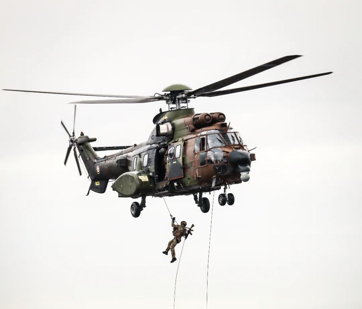 ForceSpecialeFr's tweet image. Opérateur du 13ème RDP🐉descendant en corde lisse depuis un hélicoptère Cougar lors du SOFINS 2025 🇫🇷

#ForcesSpécialesFrançaises 

📸 : illian.raw sur Instagram