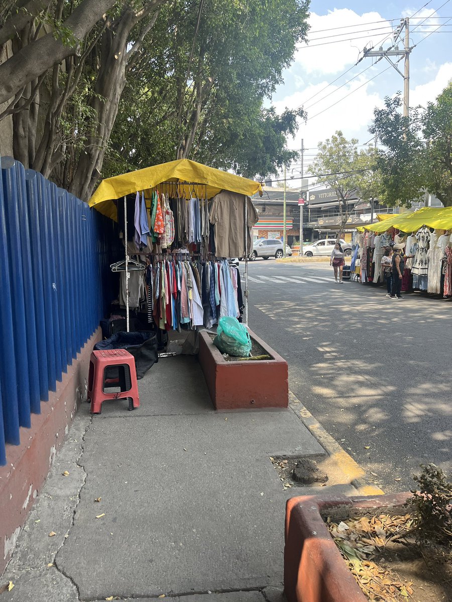 Y en su capítulo semanal de El peatón invisible: ¿para cuándo mueven el mercado para que podamos caminar sobre la banqueta? <a href="/Gabyosoriohdz/">Gaby Osorio</a> <a href="/EnCoapa_/">Coapa</a> <a href="/TlalpanAl/">Alcaldía Tlalpan</a> #CDMX #Tlalpan #Coapa 

Duda autentica