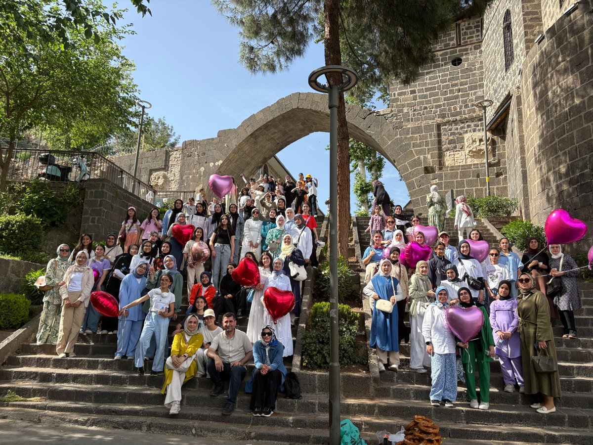 "Vakti kuşanmak"Projesi kapsamında öğrencilerimiz arasında uygulanan "Namazımı kılıyorum arkadaşımı namaza davet ediyorum" etkinliğinin ödülü olarak  yaklaşık 200 öğrenci ve14 Öğretmenle peygamber ve sahabe diyarı  Diyarbakır'a götürüldü <a href="/MustafaOzel66/">Mustafa Özel</a> <a href="/halukcakan12/">HALUK ÇAKAN</a> <a href="/yusuf_tokus/">Yusuf TOKUŞ</a>