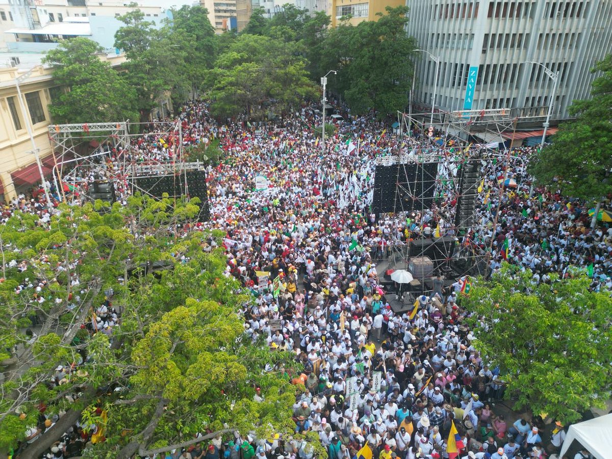 ¿Que se acabó la Consulta Popular?
Mamola, ahora es que empieza lo bueno.

Del pueblo trabajador no se burla nadie.

Así esta el pueblo barranquillero, en la propia tierra del presidente del senado, empieza la gran movilización general del pueblo colombiano por sus derechos.
