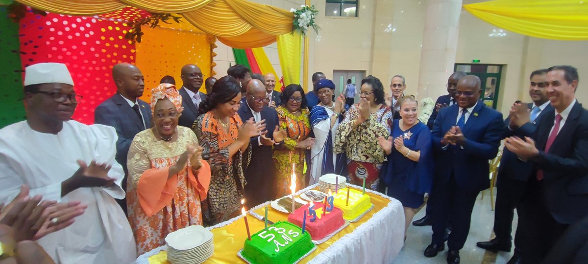 Con ocasión de la celebración del 53 aniversario del  Día de la Unidad Nacional de Camerún, transmitimos las felicitaciones del Gobierno y del pueblo de Venezuela, a través de su Embajador en Malabo, Désiré Jean Claude Owono, durante fiesta que organizó para festejar esta fecha.