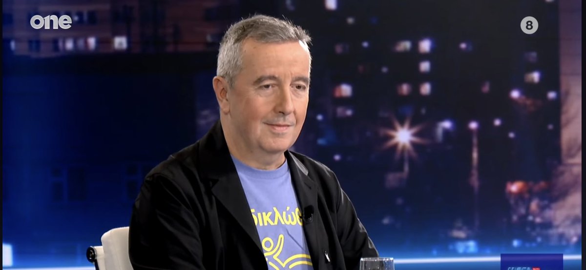 Ο ρεπόρτερ Ξανθάκης <a href="/ChristosXanthak/">Christos Xanthakis</a> με μπλούζα <a href="/MrsNtip/">Marianna Magoula</a> στο One Channel ❤️🤘 #HappeningNow