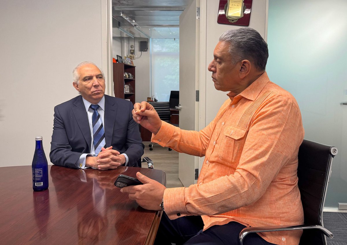 RDen_NY's tweet photo. Nuestro cónsul visitó al Dr. Ramón Tallaj, presidente de SOMOS Community Care. Conversaron sobre iniciativas para fortalecer la salud preventiva y el apoyo a la comunidad dominicana en Nueva York. https://t.co/MAdn6jwo4G