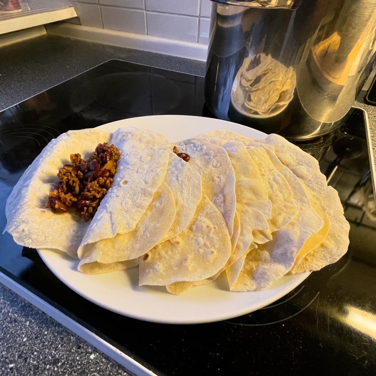 JayGuevara82's tweet photo. #TacoTuesday
#Beef & #Beans #SoftTacos
#Dinner #HelsKitchen #FoodPorn #TacoPorn #Tacos https://t.co/vCdblsb45h