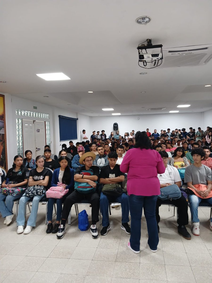 DrAlexisTejedor's tweet photo. Esa @MarcelaUTP es imparable. Con estudiantes de turno vespertino de @UTPCocle de la @utppanama ¡Casa llena! https://t.co/gCZLG95nY2