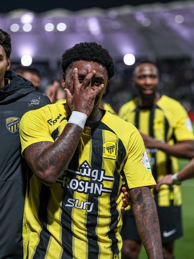 شوفو لمن يلعب مهاجم او حتى خلف المهاجم شوفو كيف تأثيرة في الهجوم ..
نطالب من اول يلعب في هالمراكز قسم مرعب بس واضح وزنه زيادة شوي