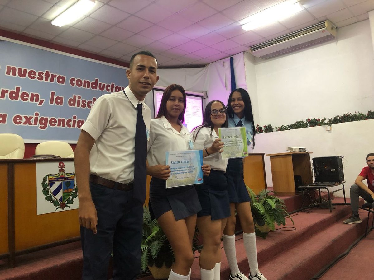 FEEM_Cuba's tweet photo. Hoy en Villa Clara, el Consejo Provincial de la FEEM tuvo un intenso debate donde estudiantes propusieron soluciones para mejorar la organización. Acompañados por Liana Flavia Barrera, celebramos al nuevo secretariado. ¡Felicidades! 🎉🤩 #HaciendoFuturo 🇨🇺 #UnaFEEMQueAmaYFunda ✊🏻 https://t.co/34nZbHGe0j