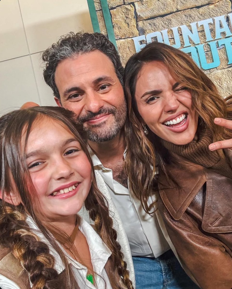 mjslslb96776's tweet photo. Eiza Gonzalez with fans at the premiere last night ✨
#eizagonzález #lostnight #NYC #fans #movies #hollywoodmovie #eiza #eizagonzalezreyna #eizagonzalezfan https://t.co/ochicog9A7