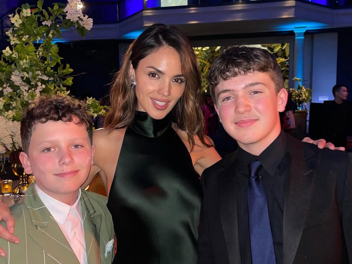 mjslslb96776's tweet photo. Eiza Gonzalez with fans at the premiere last night ✨
#eizagonzález #lostnight #NYC #fans #movies #hollywoodmovie #eiza #eizagonzalezreyna #eizagonzalezfan https://t.co/ochicog9A7