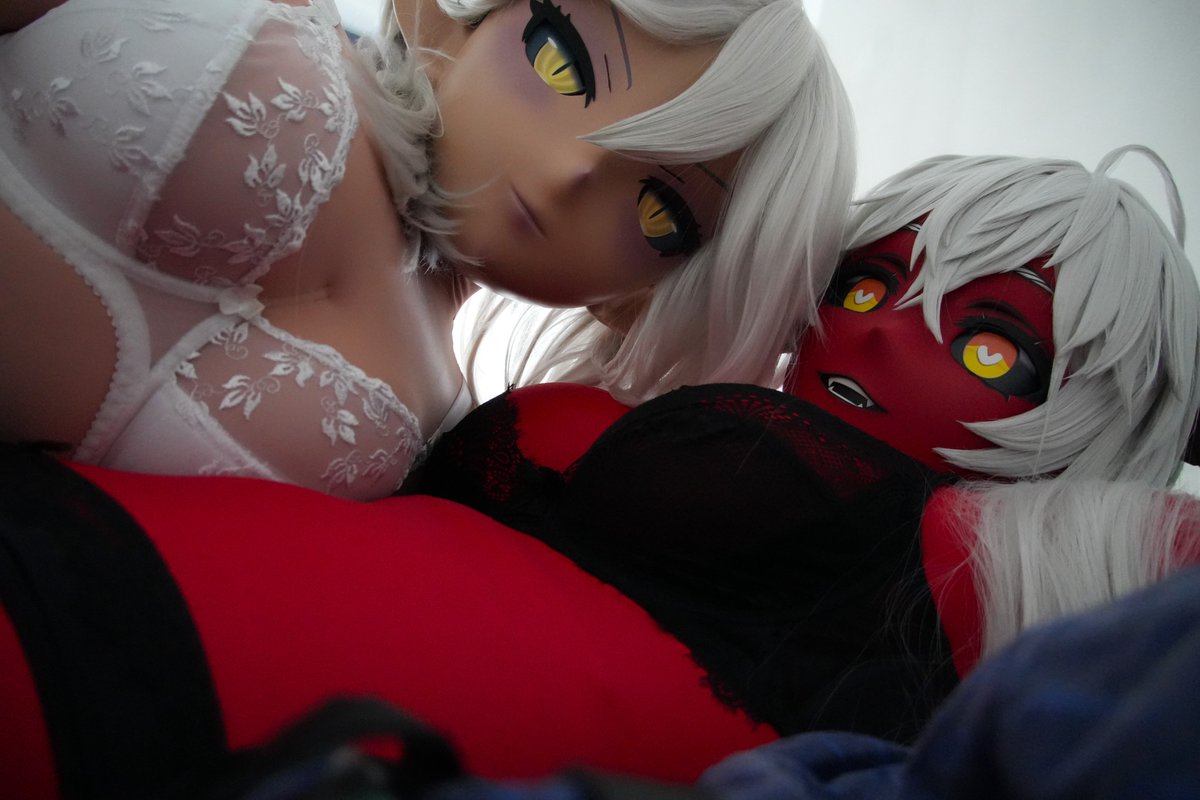 Encountered a demon. 🤍❤️
(She was quite a comfy pillow 😋)

With: <a href="/dva_kig/">Hana Song</a>
#kigurumi #着ぐるみ