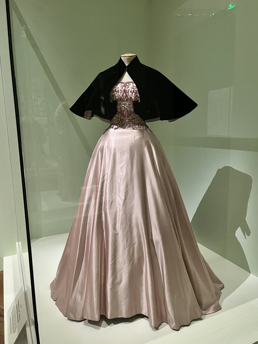 ByCamcouture's tweet photo. Quelques photos de l’exposition, de l’un des tout premier couturier, l’initiateur de la haute couture : Worth
Qui se tient au @PetitPalais_ https://t.co/yKRZ5Tzzht