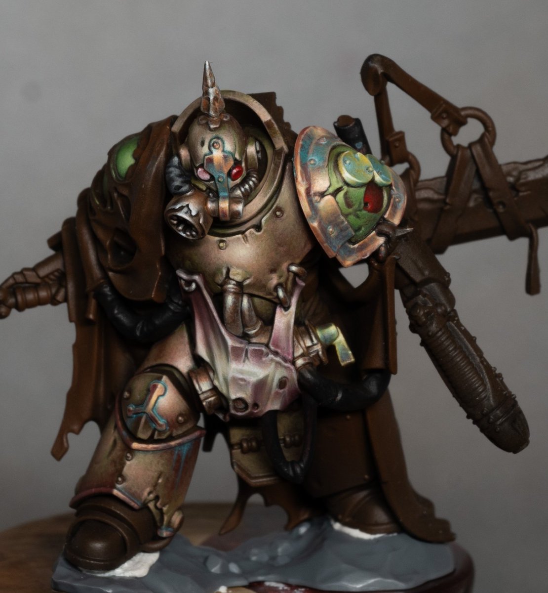 Daemonrich's tweet image. Carrying on with the Lord of Poxes, I've added a bit of colour to the shoulders. There are so many green variations on him #PaintingWarhammer #warhammercommunity #deathguard #AdWIP