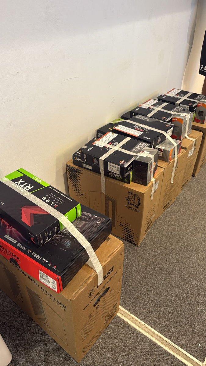 Eltomex56's tweet image. Se acuerdan que regale 5 PC Gamer con placa de video?

Bueno uno se está quejando porque le regale una PC con una gráfica diferente a las otras

Me parece que si tanto se queja se la damos a otro jsjsjsjs