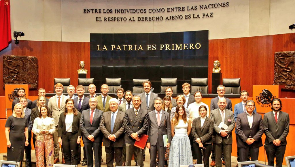 PacoRamirezAcu's tweet photo. REUNIÓN CON EL GRUPO DE TRABAJO DEL CONSEJO DE LA UNIÓN EUROPEA PARA AMÉRICA LATINA Y EL CARIBE (COLAC)

Hoy sostuvimos un encuentro muy valioso con el Grupo COLAC, encabezado por @TBruselas. Fue un honor contar con la presencia del Embajador de la Unión Europea en México, @FAndreUE así como del Lic. @Pedro_Matar de la @SRE_mx

Este grupo, conformado por representantes de los Estados miembros de la @UEenMexico, promueve el diálogo birregional y analiza temas clave en las relaciones políticas, económicas y comerciales entre Europa y América Latina. La visita de trabajo que realizan en México busca conocer mejor nuestra realidad nacional y reafirmar la importancia estratégica de la relación México-UE, rumbo a la firma del Acuerdo Global Modernizado y la Cumbre CELAC-UE.

Como presidente de la Comisión de Relaciones Exteriores Europa, estoy convencido de que espacios como este enriquecen nuestra labor y fortalecen los lazos con cada nación representada.

¡Nuestro compromiso con el diálogo y la cooperación sigue firme!
#PacoSenadorDeJalisco #Diplomacia #MéxicoUE #UniónEuropea #RelacionesExteriores