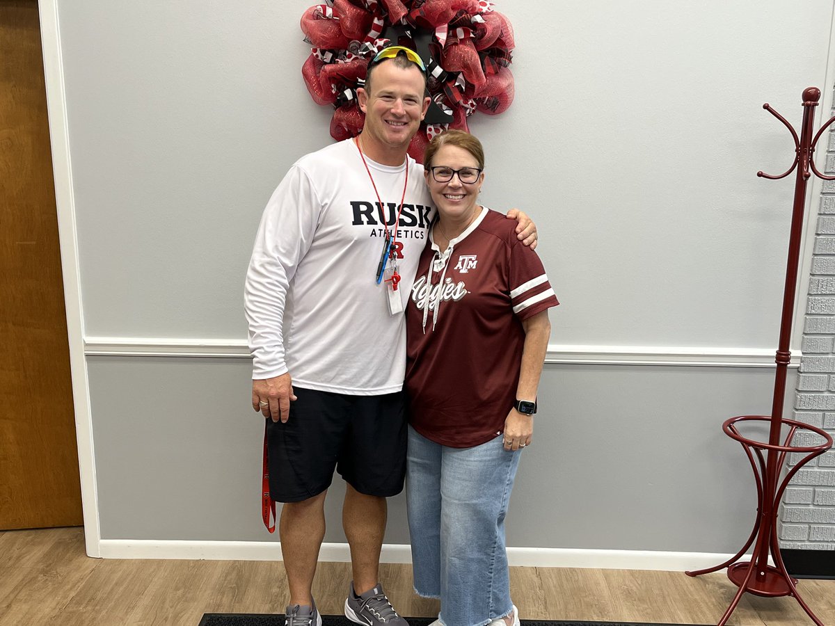 A team that GRINDS together, DINES together! First of many team meals! Huge S/O to Mrs. Thompson for coming over and cooking some pancakes this morning. She won the annual pancake cook off against <a href="/CoachEBeaton/">Coach Beaton</a>. This is a FAMILY affair in rUSk, TX! #TOGETHER #TDT