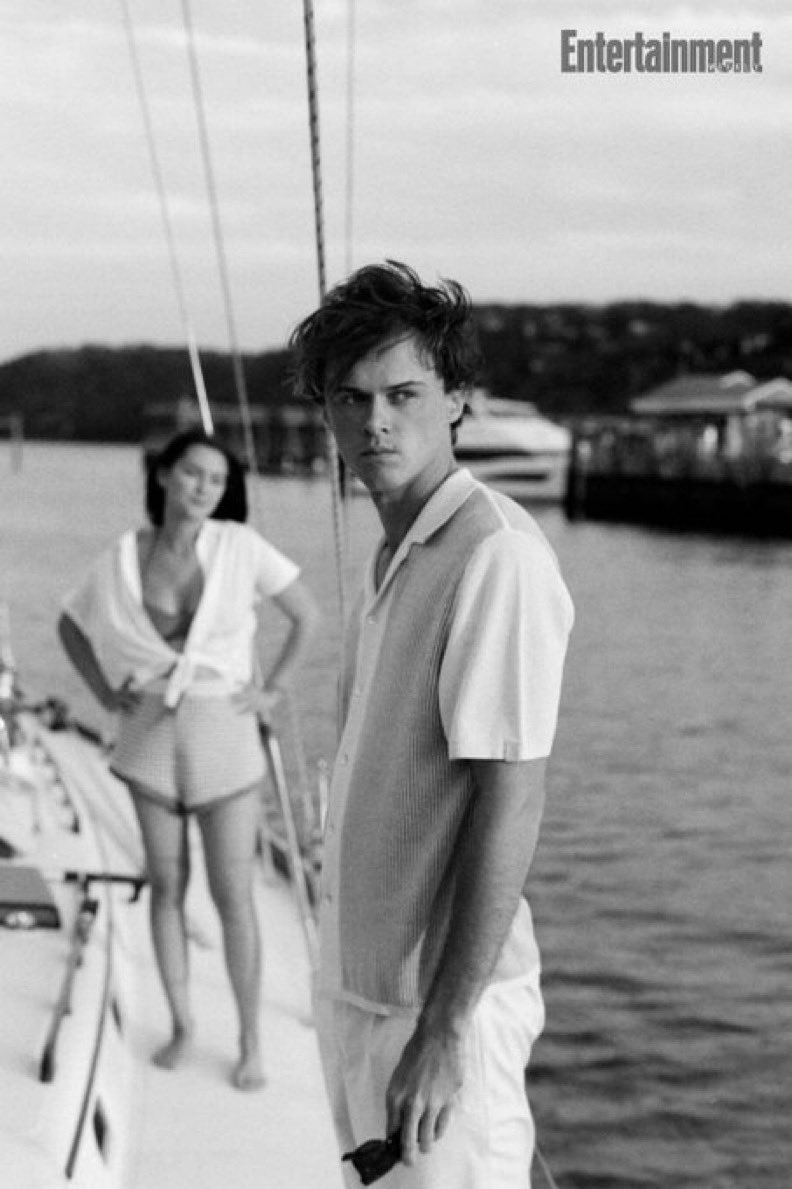 mathxwfrchld's tweet image. Notice how she isn’t blurred with Jeremiah but with Connie baby….In the background…. just how she was in their relationship.
