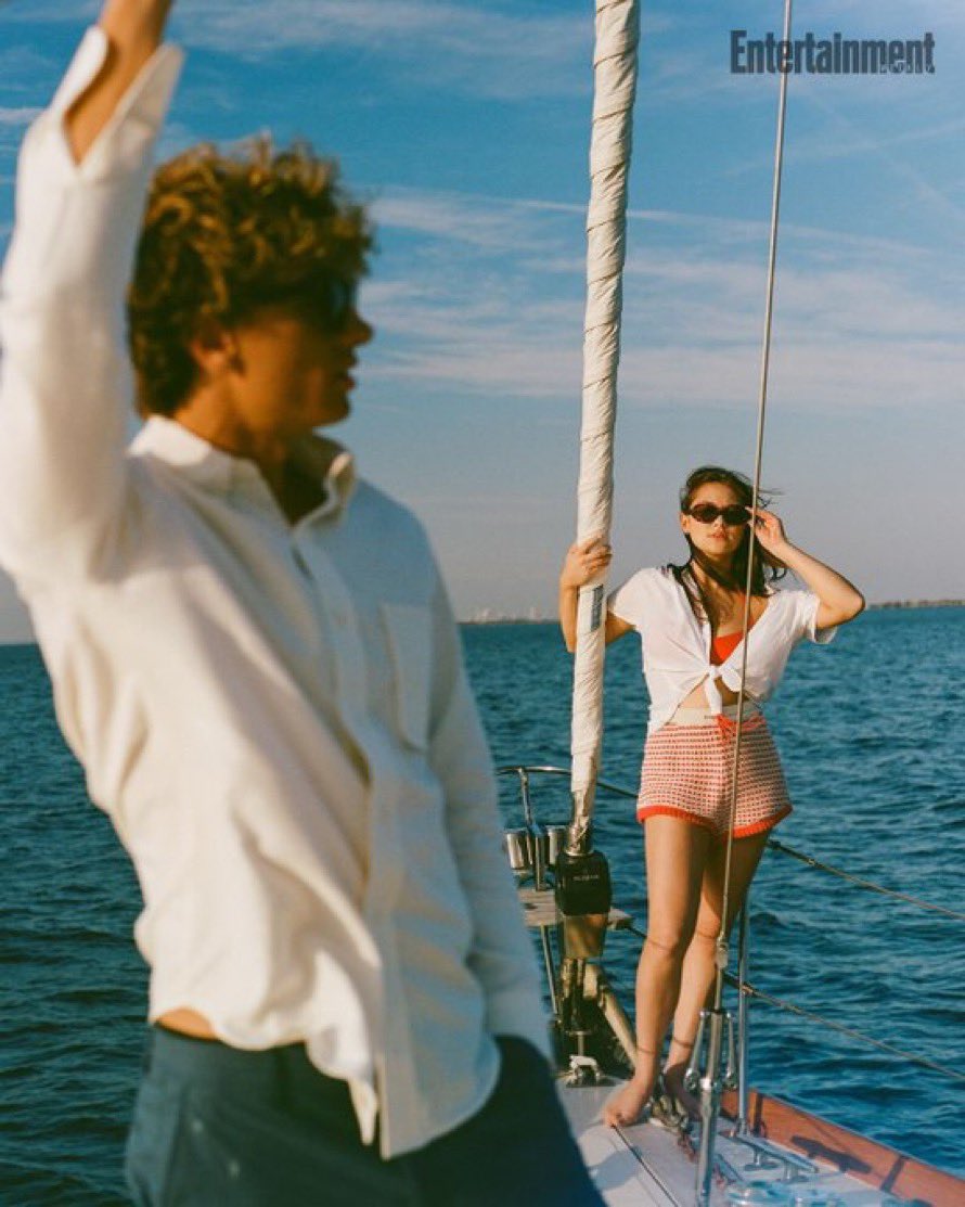 mathxwfrchld's tweet image. Notice how she isn’t blurred with Jeremiah but with Connie baby….In the background…. just how she was in their relationship.