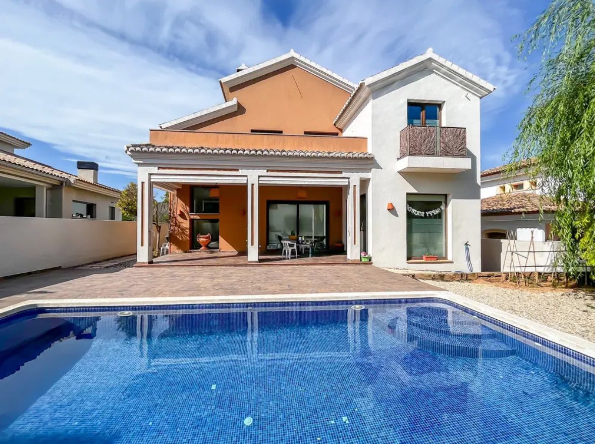 HomeEspana's tweet photo. Just look at this stunning Villa🤩
This immaculate 3 bed, 2 bath villa is located in one of the most sought-after areas of Pedreguer — just a short drive from Denia’s white sandy beaches☀️

Click the link below to see more⬇️

https://t.co/Yir0xm1bFr

#realestate #realestatespain https://t.co/fH9GPk9MEO