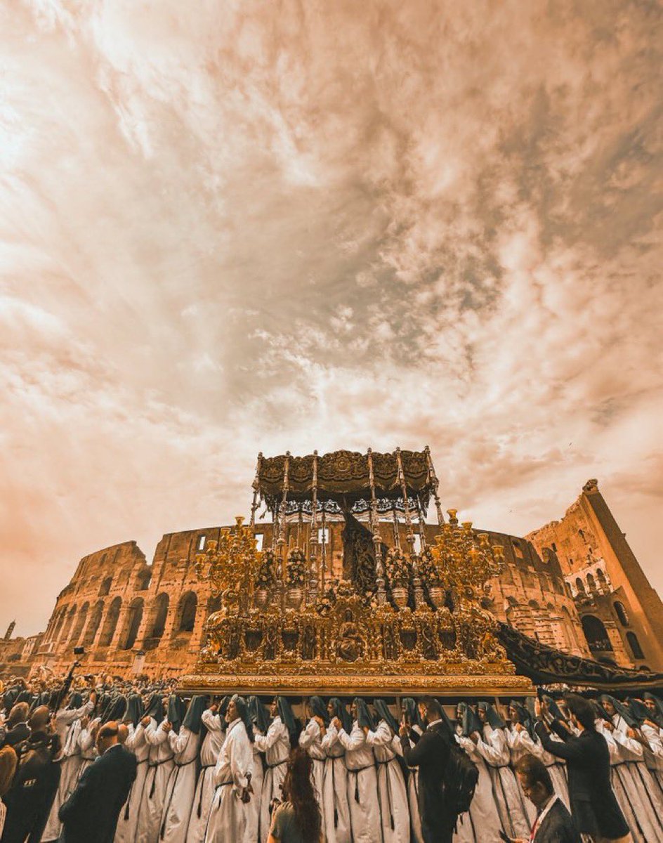 No voy a entrar en motivos, si lo veo bien o mal…

Si puedo decir que mucha gente descubrió a <a href="/pasoyesperanza/">Esperanza de Málaga</a> 

Foto de <a href="/jmphotoemotion/">Jm Photoemotion</a>