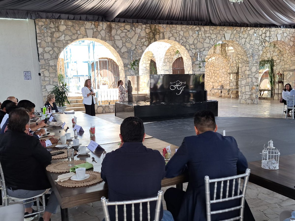 TeresitaSosaB's tweet photo. Agradezco a @NetworkingLomas por haberme invitado a su desayuno de trabajo para exponerles mis propuestas. Reconozco que el sector empresarial es el motor de crecimiento y empleo en este País.

#votateresitasosa13 #JuezDeDistrito #teresitasosa13 https://t.co/6CSYbcXDQj