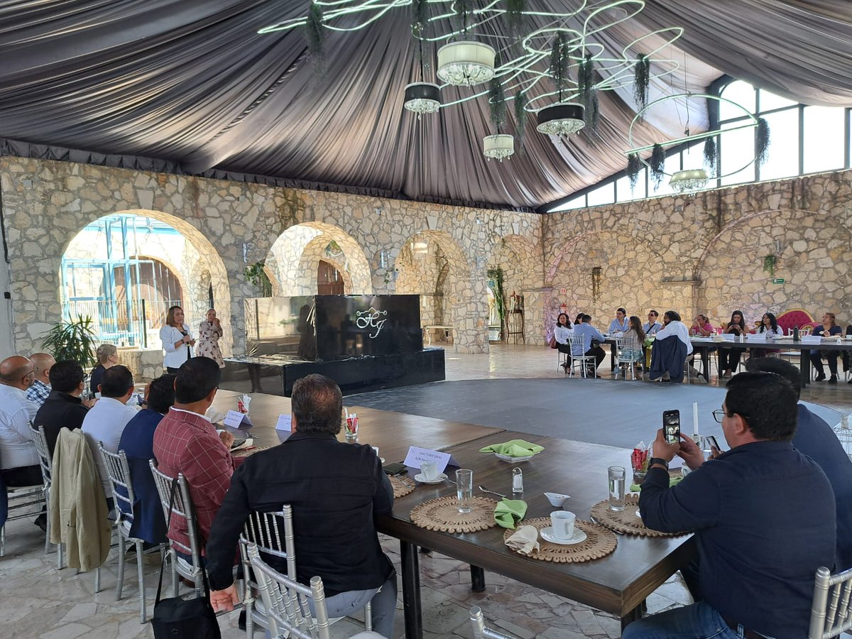 TeresitaSosaB's tweet photo. Agradezco a @NetworkingLomas por haberme invitado a su desayuno de trabajo para exponerles mis propuestas. Reconozco que el sector empresarial es el motor de crecimiento y empleo en este País.

#votateresitasosa13 #JuezDeDistrito #teresitasosa13 https://t.co/6CSYbcXDQj