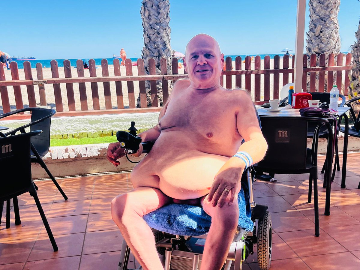 He ido a Vera hoy para buscar soluciones ya que El Portus ha dejado de ser naturista. Las corporaciones haciendo de las suyas y arremetiendo contra nuestra filosofía de vida. Otra muestra más del retroceso al que nos quieren someter. Ni un paso atrás!
