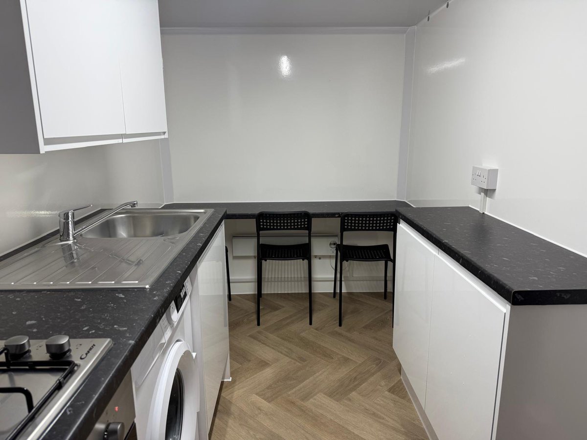 KitchenHireUK's tweet photo. The Rolling Kitchens team were in Sittingbourne today providing a homeowner with a clean and safe space for them to prepare and eat their family meals while their own kitchen gets renovated 

🛠🍽👨‍👩‍👧‍👦 

🔗https://t.co/WoqoArAzHJ

#Kitchen #Kent #Sittingbourne #RollingKitchens https://t.co/Yg9PImnimr