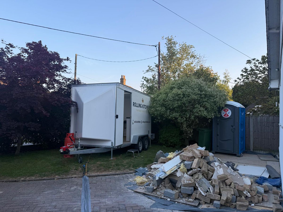 KitchenHireUK's tweet photo. The Rolling Kitchens team were in Sittingbourne today providing a homeowner with a clean and safe space for them to prepare and eat their family meals while their own kitchen gets renovated 

🛠🍽👨‍👩‍👧‍👦 

🔗https://t.co/WoqoArAzHJ

#Kitchen #Kent #Sittingbourne #RollingKitchens https://t.co/Yg9PImnimr