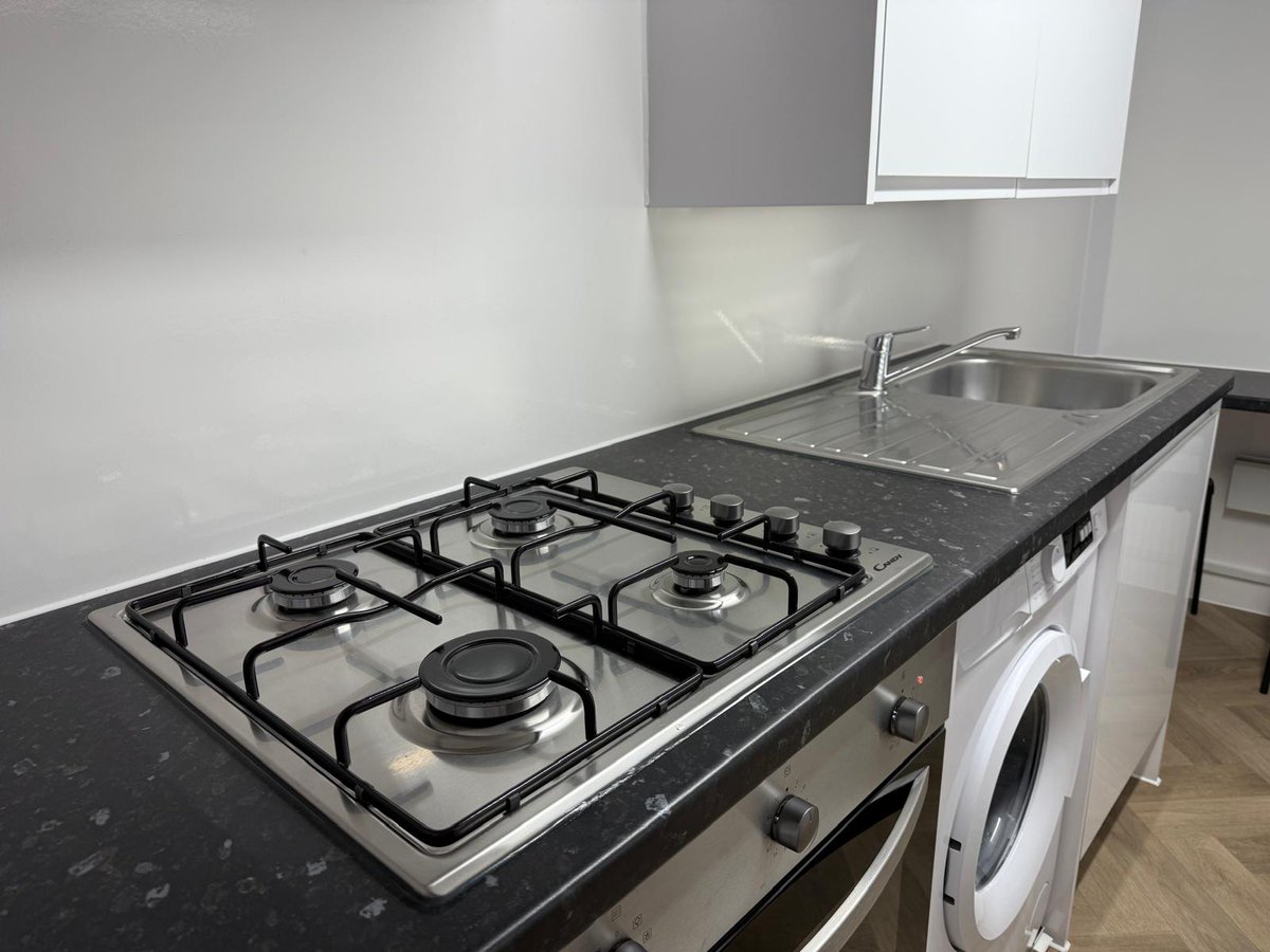 KitchenHireUK's tweet photo. The Rolling Kitchens team were in Sittingbourne today providing a homeowner with a clean and safe space for them to prepare and eat their family meals while their own kitchen gets renovated 

🛠🍽👨‍👩‍👧‍👦 

🔗https://t.co/WoqoArAzHJ

#Kitchen #Kent #Sittingbourne #RollingKitchens https://t.co/Yg9PImnimr