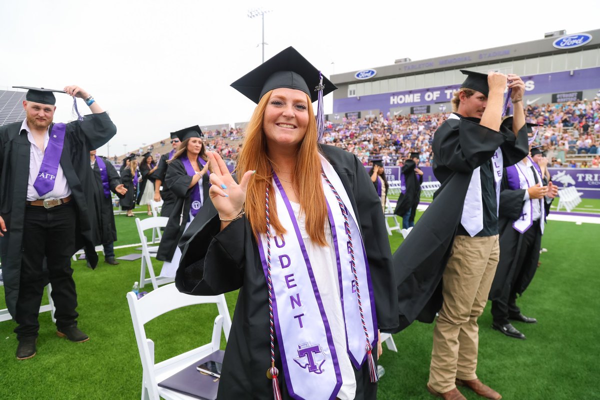TarletonSB's tweet photo. THE TASSEL WAS WORTH THE HASSLE 🎓
Congratulations to Austin on receiving her bachelor’s in business finance!!
#NeverEnough | #TarletonStateAlum https://t.co/9yNEtOJZtu