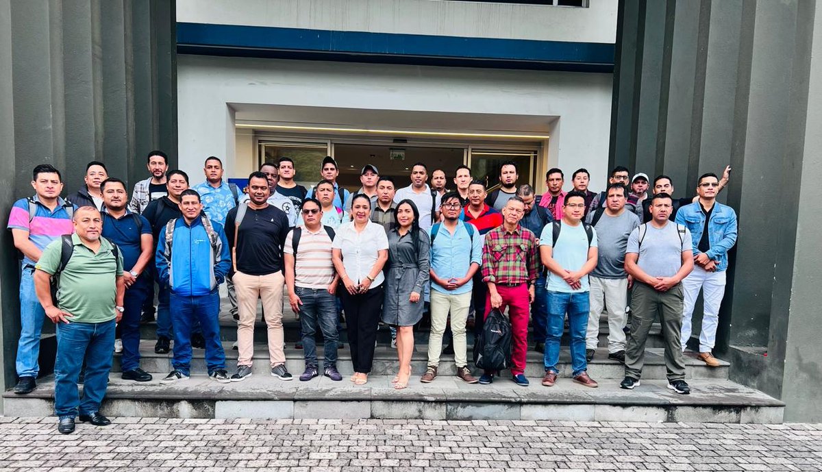 escuela_ect's tweet photo. ¡Bienvenidos a su primera clase presencial, futuros Ingenieros Industriales! 
Gracias al convenio entre UTEG -CUT, hoy inician un camino lleno de retos, aprendizaje y grandes oportunidades. #EducacionQueTransforma @EcuadorCut @GomezlRichard @UTEG_ec @albertoariasra https://t.co/W1HBz0vD1K