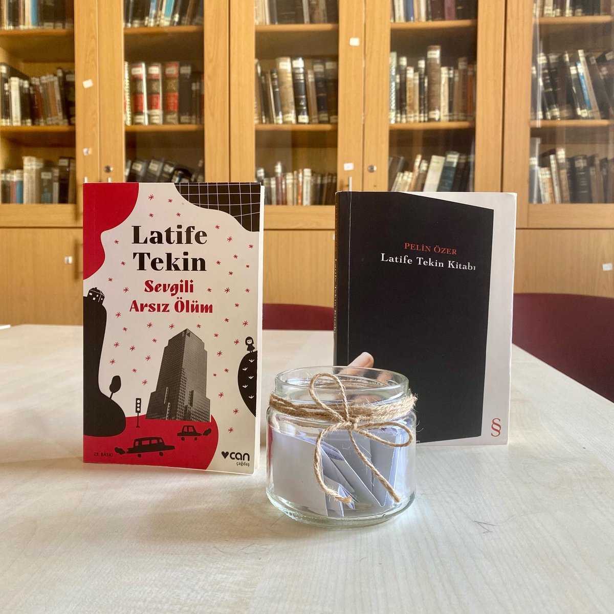 Dönemin son etkinliğini bugün gerçekleştirdik! Sevgili Arsız Ölüm romanı hakkında konuştuğumuz etkinliğimize katılan arkadaşlarımıza teşekkür ederiz. Gelecek yıl görüşmek üzere! 💐🦉