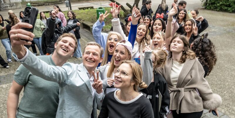 Nina Kolleck (@ninakolleck) on Twitter photo Heute haben wir die Trendstudie „Jugend in Deutschland“ vorgestellt.
💬Für den <a href="/DLF/">Deutschlandfunk</a> ordne ich ein:
📱 Viele junge Menschen erleben Sucht, Erschöpfung & Selbstzweifel und nur noch 12% vertrauen der Bundesregierung
🎧 Reinhören: deutschlandfunk.de/problematische… Heute haben wir die Trendstudie „Jugend in Deutschland“ vorgestellt.
💬Für den <a href="/DLF/">Deutschlandfunk</a> ordne ich ein:
📱 Viele junge Menschen erleben Sucht, Erschöpfung & Selbstzweifel und nur noch 12% vertrauen der Bundesregierung
🎧 Reinhören: deutschlandfunk.de/problematische…