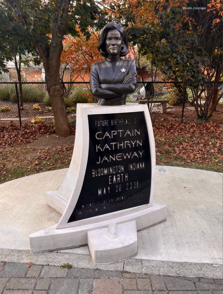 Katie_Classique's tweet photo. Happy (future) Birthday to Captain Kathryn Janeway. Born in Bloomington, Indiana circa 2336, Janeway would inspire countless #StarTrek fans around the world with dignity, principle and immense strength. No matter what came her way, she always did it #TheJaneway.
#StarTrekVoyager https://t.co/W9CwaOMAZt