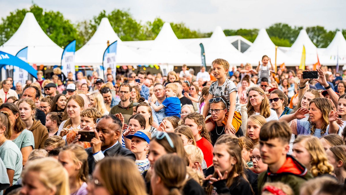StrandheemF's tweet photo. Voorpret! 🎉

Even in de stemming komen met mooie foto’s van vorig jaar!
Zie jij jezelf er tussen staan?! 🤪😅

Alle fotoalbums vind je op https://t.co/15VD5KsxVY 

Nog 9 dagen! 😍

#strandheemfestival #shf2025 https://t.co/7bjs1MF8N1