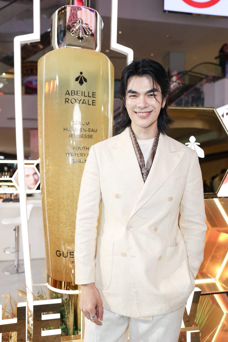 ANiceEnt's tweet photo. GUERLAIN เปิดตัว “TERRACOTTA LE TEINT GLOW” รองพื้นระดับตำนานสูตรใหม่ล่าสุด! 
ชวนเซเลบฯ อินฟลูฯ ชื่อดัง ร่วมเนรมิตผิวโกลว์เปล่งประกายจากภายในสู่ภายนอก
เผยผิวสุขภาพดีตามแบบฉบับฉบับสาวปารีเซียง 

#MilePhakphum #มายภาคภูมิ
#Guerlain #GuerlainThailand #Terracotta #GuerlainMakeup 
#AbeilleRoyale #YouthWateryOil #GuerlainSkincare #GuerlainLover

🔗https://t.co/VLWanuCNkj