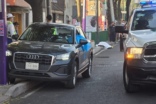Flash_24_7's tweet photo. 🔴 ATAQUE DIRECTO EN CDMX
En el México de "abrazos y no balazos" contra la delincuencia y donde las autoridades afirman que "no pasa nada", fueron asesinados la secretaria particular y un asesor de la Jefa de Gobierno capitalina. #CDMX #México #Violencia #Asesinatos #ClaraBrugada https://t.co/w4nLxR1u4L