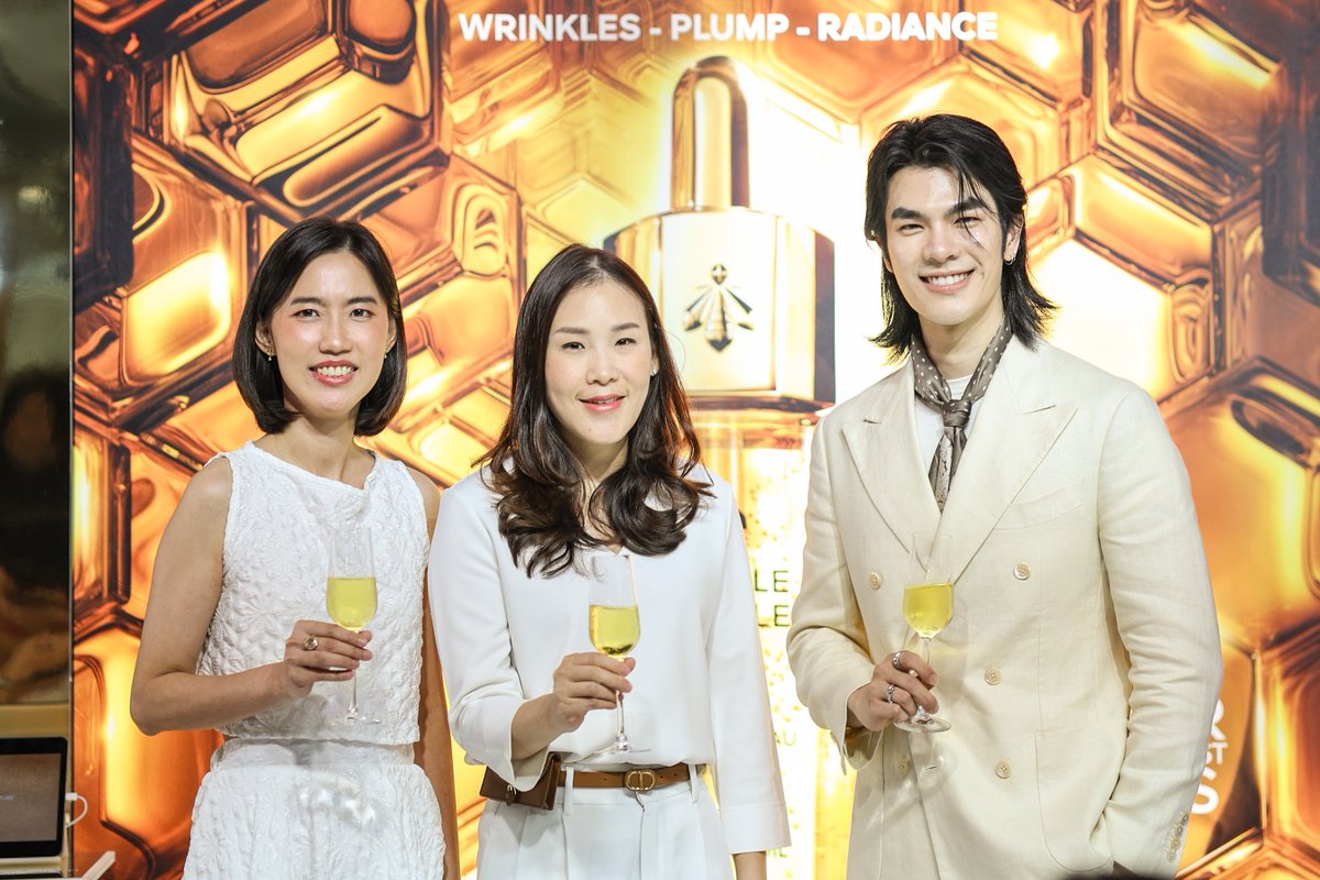ANiceEnt's tweet photo. GUERLAIN เปิดตัว “TERRACOTTA LE TEINT GLOW” รองพื้นระดับตำนานสูตรใหม่ล่าสุด! 
ชวนเซเลบฯ อินฟลูฯ ชื่อดัง ร่วมเนรมิตผิวโกลว์เปล่งประกายจากภายในสู่ภายนอก
เผยผิวสุขภาพดีตามแบบฉบับฉบับสาวปารีเซียง 

#MilePhakphum #มายภาคภูมิ
#Guerlain #GuerlainThailand #Terracotta #GuerlainMakeup 
#AbeilleRoyale #YouthWateryOil #GuerlainSkincare #GuerlainLover

🔗https://t.co/VLWanuCNkj