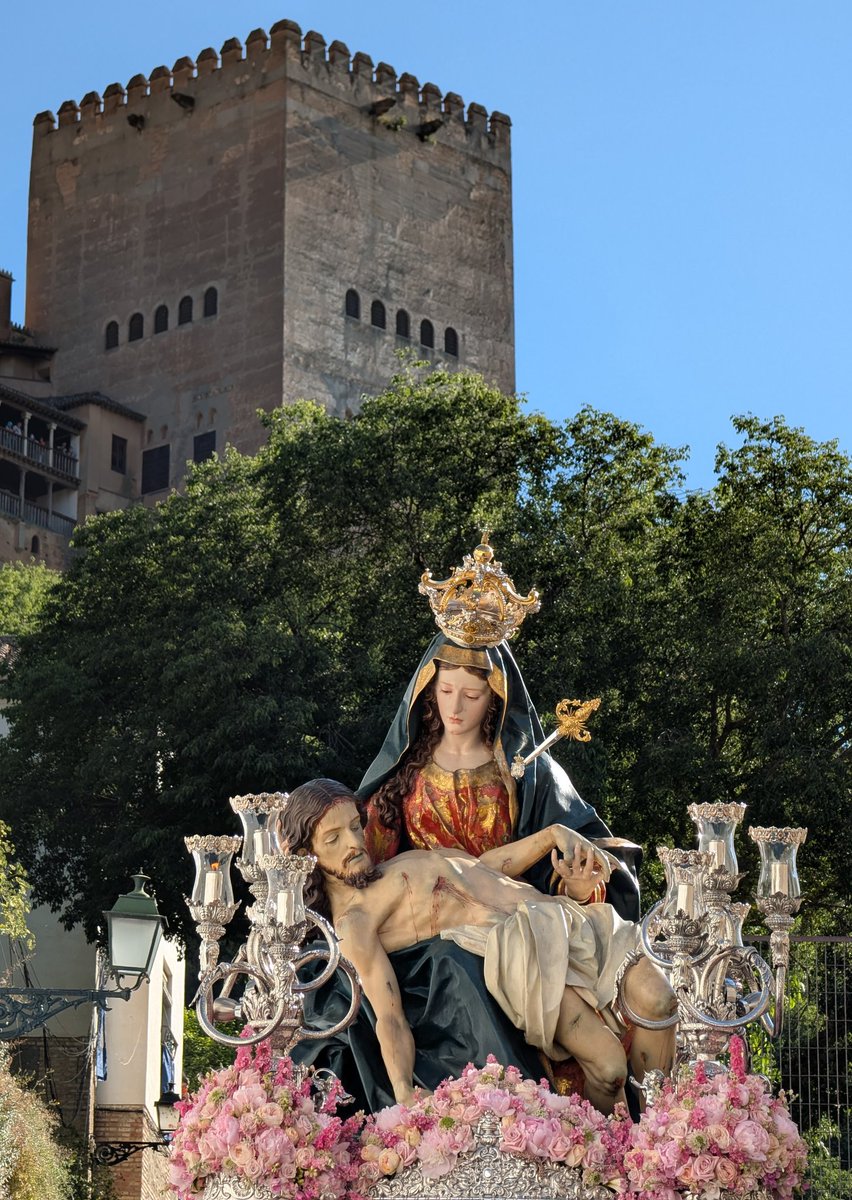 Alberttto02's tweet photo. De esto va la tarde en Granada. 
La mejor piedad del mundo escoltada con una de las maravillas del mundo. https://t.co/Q2StlUxqBp