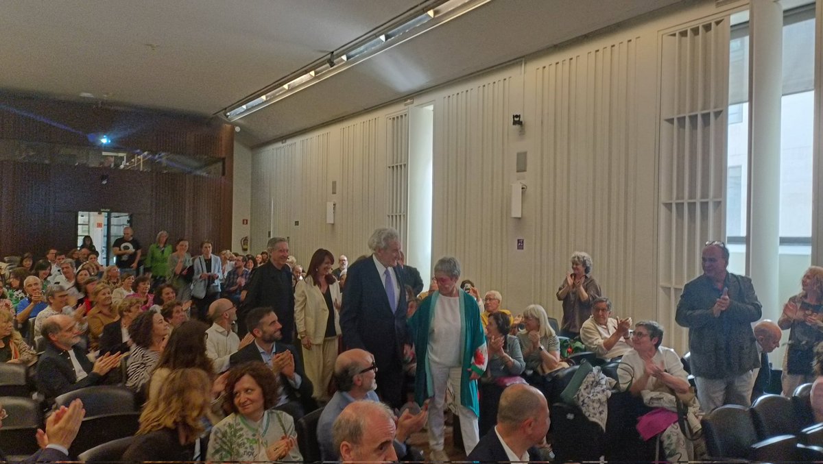 BNE_biblioteca's tweet photo. Qué lujo estrenar el ciclo 'Periodismo. La profesión va por dentro' con los maestros Luis del Olmo e Iñaki Gabilondo. Comisaria: @MjosePintor . Colabora @rtve y @ArchivoRTVE . https://t.co/TstX3i4wWf