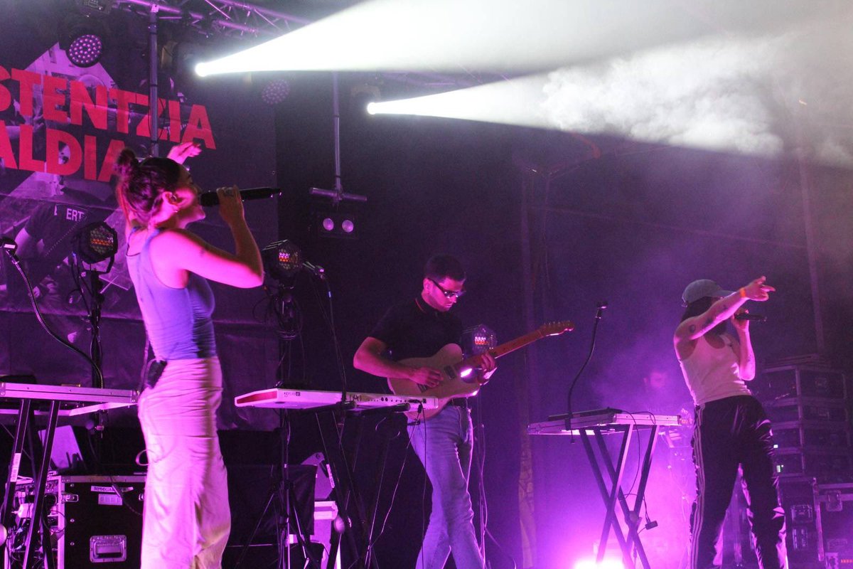 Aurtengo Erresistentzia Jaialdia, iruditan

Larunbatean izan zen <a href="/defentsakom/">Defentsa Komunitatea</a>|ren Erresistentzia Kutxa hornitzeko jaialdia: "Langile Kontrolpeko Espazioak eskuratzeko, mantentzeko eta indartzeko ezinbesteko tresna da"

🔗 gedar.eus/aktualitatea/a…