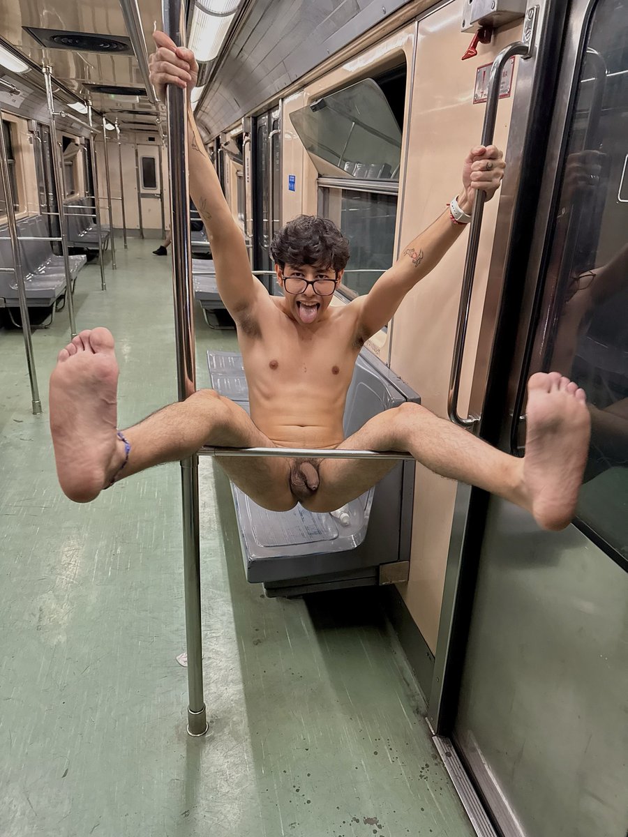 NerdyGoonerr's tweet photo. Did u ask for feet, bro? https://t.co/OqjJ3nmCTs