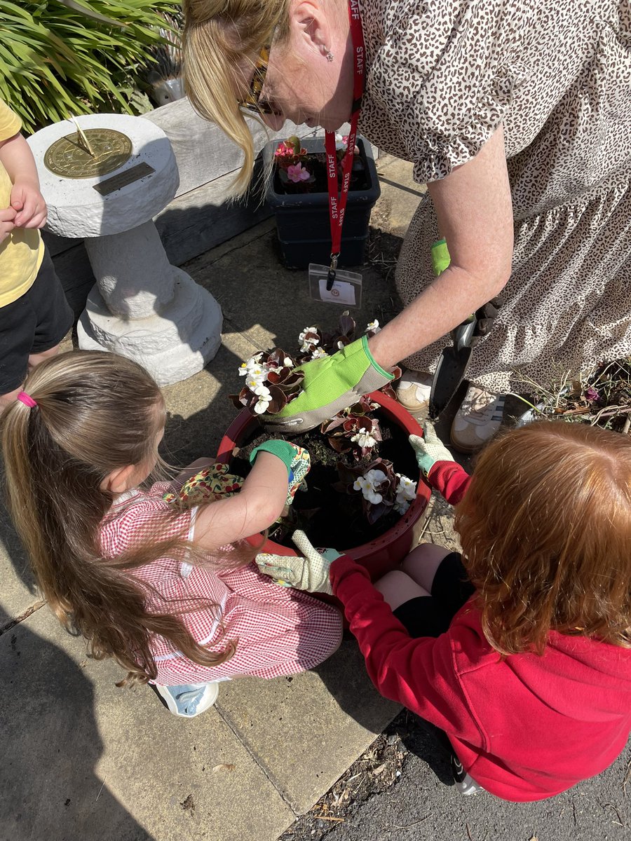 cefnglasinfants's tweet photo. Improving the front of our school this morning with Miss. Duncan!!! https://t.co/kxa9R7bjSS