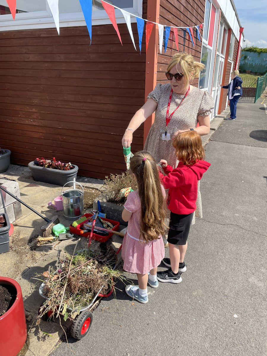 cefnglasinfants's tweet photo. Improving the front of our school this morning with Miss. Duncan!!! https://t.co/kxa9R7bjSS